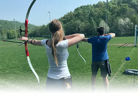 Ein männlicher und ei weiblicher Bogenschütze beim Training im Freien