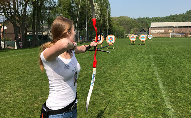 BSC Alsdorf 1997 e.V.: Training auf dem Sportplatz Zoop Bogenschützin zielt auf Schiessscheiben