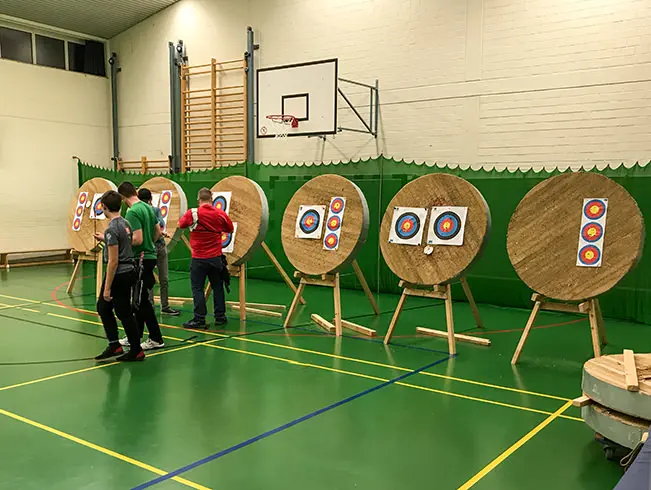 Schützen vor Zielscheiben in der Halle