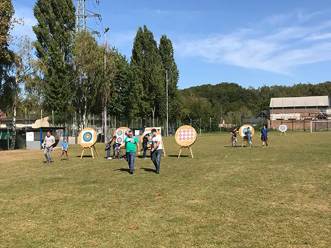 Bogenschützen auf dem Trainingsplatz aussen